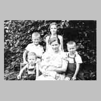 094-0127 Gertrud Bansi mit ihren Kindern Magdalena, Hermann-Roderich, Helmut, Hans-Martin und Hartmut.jpg